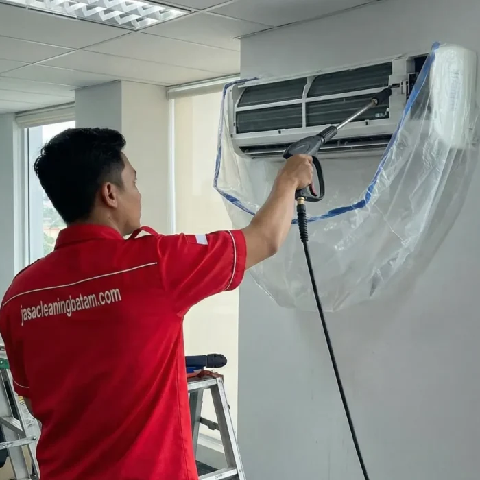 Teknisi Jasa Cuci AC Batam sedang bekerja.